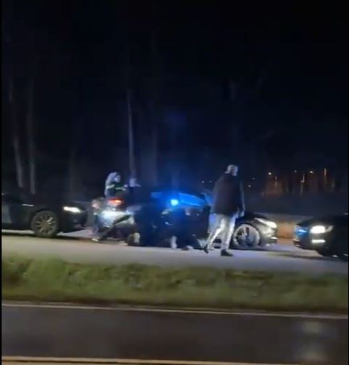 De drie verdachten werden klemgereden bij een Tango tankstation in Apeldoorn.
