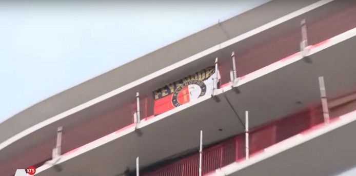 De vlag die aan het Amsterdamse gebouw is opgehangen door Rotterdamse bouwvakkers.