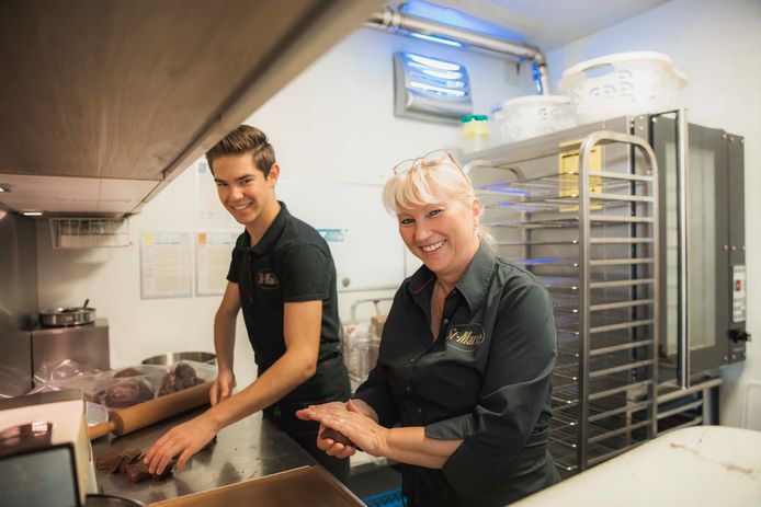 Carine is de speculaas aan het bereiden.