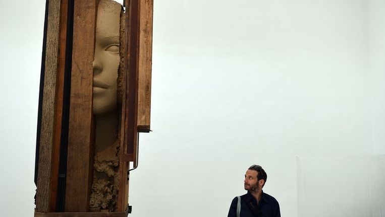 Een bezoeker bekijkt het werk van Mark Manders in het Nederlands paviljoen tijdens de Biënnale van Venetië Beeld afp