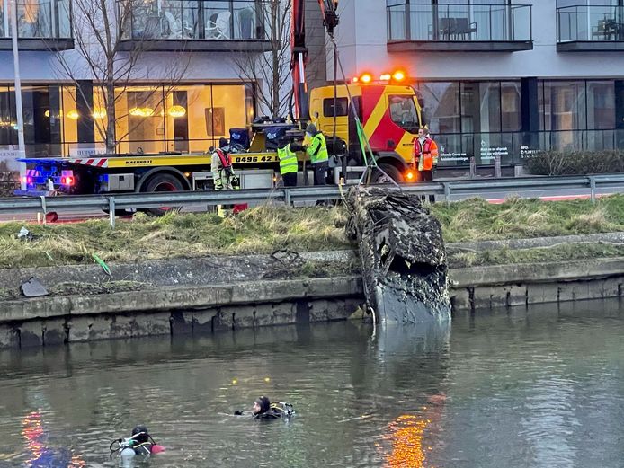 Het autowrak werd door een takeldienst uit de Damse Vaart gelift.