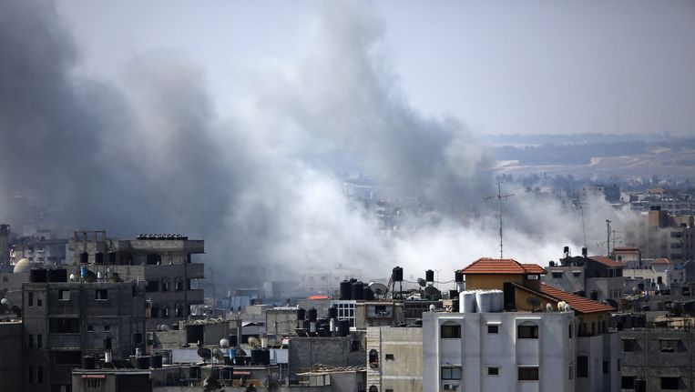 Rook stijgt op boven Gaza na een Israëlische luchtaanval op Gazastad op 23 augustus. Drie Palestijnen kwamen om bij het bombardement. Beeld epa