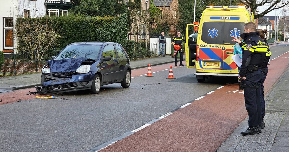 Man op speedpedelec negeert afzetting na aanrijding met drie voertuigen.