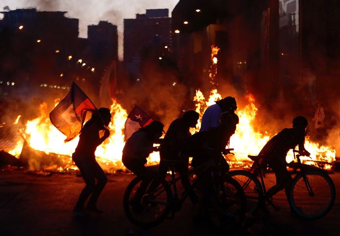 Bij de massale betogingen in Chili zijn er opnieuw rellen uitgebroken tussen de politie en een deel van de demonstranten.