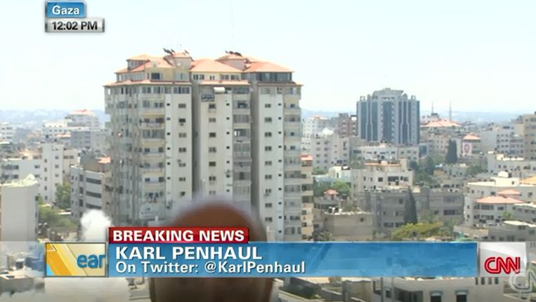 CNN-reporter zoekt live dekking bij raketaanval Gaza ...