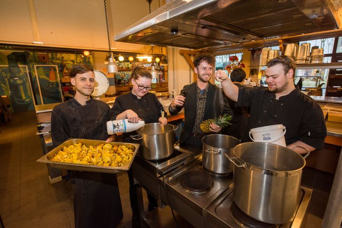 Eigenaar Thomas Thijs (tweede van rechts) van restaurant Soul Kitchen met medewerkers Aron (l), Cyntia en Martijn.