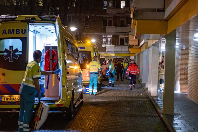 Hulpdiensten vrijdagavond bij de Haardstee in Amsterdam-Zuidoost.