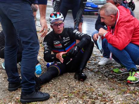Remco Evenepoel gehavend na val in chaotische etappe Giro: ‘Hij heeft veel pijn’