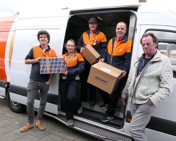 Pakketbezorgers van PostNL gaan eenzaamheid signaleren. Emiel Verschoor, Sabine Capello, Kevin de Marco, Harold Sieben en Nikel Grommers (vnlr) hebben een training gekregen.