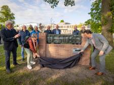 Gymnastiekclub springt van oud naar nieuw, bij opening van historisch naambord in Vroomshoop