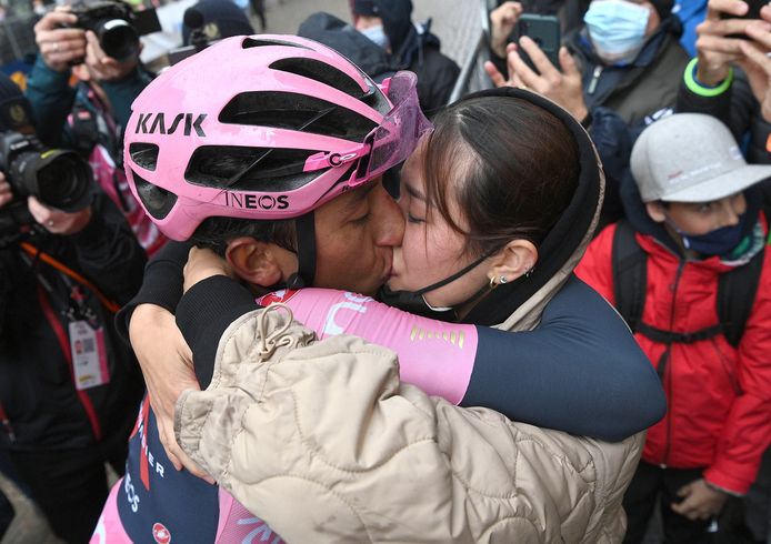 Egan Bernal kust zijn vrouw na zijn etappezege.