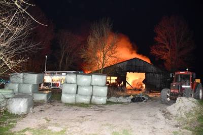 20 schapen overleden bij grote uitslaande brand met explosies in Poortvliet