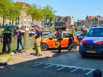 Auto met kindje van anderhalf jaar oud belandt in het water aan de Haven in Maassluis