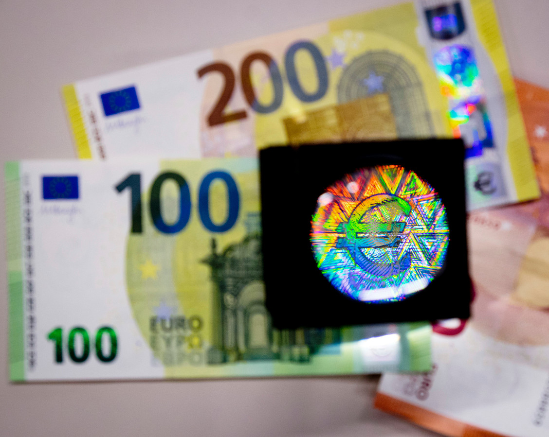 Zo zien de nieuwe briefjes van 100 en 200 euro eruit | Foto | hln.be