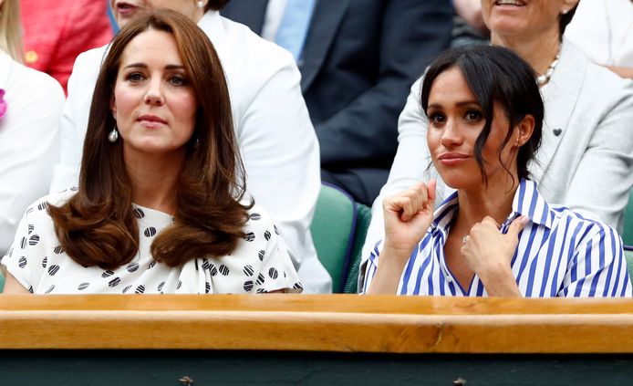 Prins Williams echtgenote Catherine, hertogin van Cambrige naast Meghan, de vrouw van prins Harry op Wimbledon 2018.