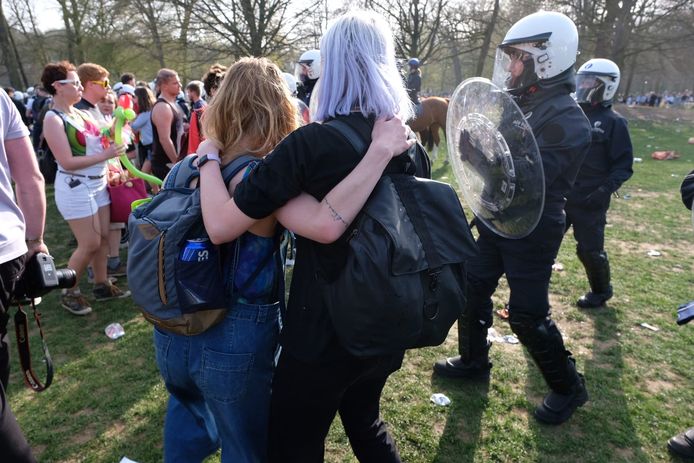 De politie probeert het Ter Kamerenbos te ontruimen nadat maar liefst vijfduizend mensen samenkwamen voor het fictieve festival 'La Boum'.