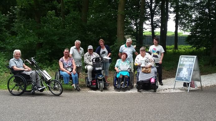 Actievoerders naast het grindpad, want er op kunnen ze niet.