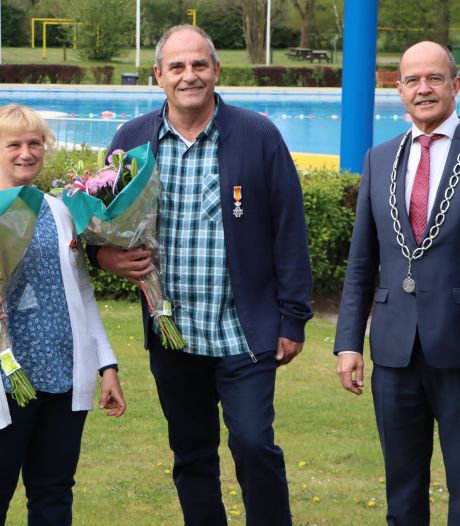 Koninklijke onderscheidingen Eric en Alice Veldink uit Eerbeek, beiden dragen zwembad een warm hart toe