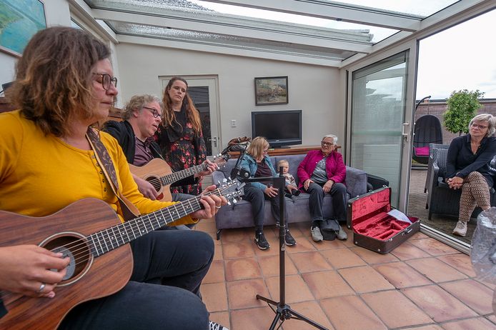 Tuinenconcert bij fam. Jaspars. Karen Groothedde&Bernard en Djenna Stevens