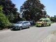 De hulpdiensten zijn aanwezig op de kruising Goeijstraat met de Hogeweg in Maashees, waar een wielrenner gewond raakte.