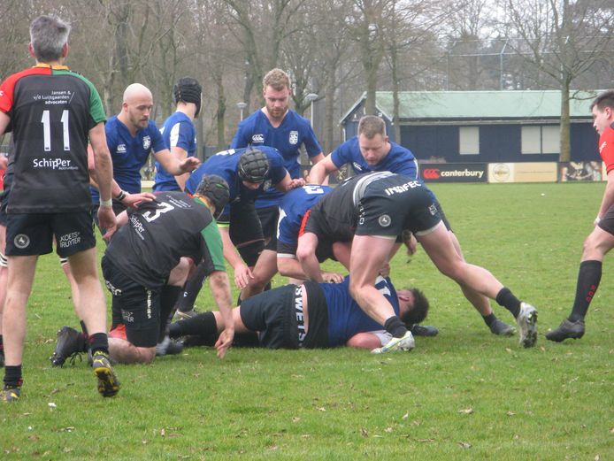 Oemoemenoe (blauwe shirts) in de aanval tegen RCC.