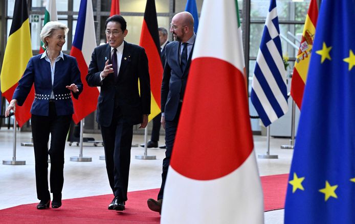 De voorzitter van de Europese Commissie Ursula von der Leyen, de Japanse premier Fumio Kishida en de voorzitter van de Europese Raad Charles Michel arriveren op de 29e EU-Japantop in het gebouw van de Europese Unie in Brussel.