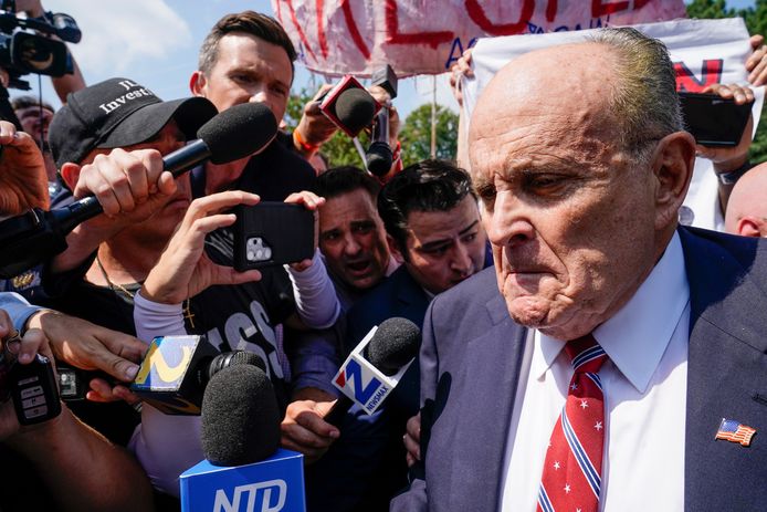 Rudy Giuliani spreekt met de media bij de gevangenis van Fulton County in Atlanta. (23/08/23)