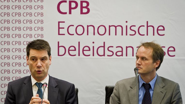 Coen Teulings en Johannes Hers (R) van het Centraal Planbureau (CPB) tijdens een persconferentie over de ramingen van de Nederlandse economie en het begrotingstekort Beeld ANP