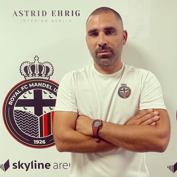 De 42-jarige Mikhail Turi blijft ook volgend seizoen aan het roer bij FC Mandel United