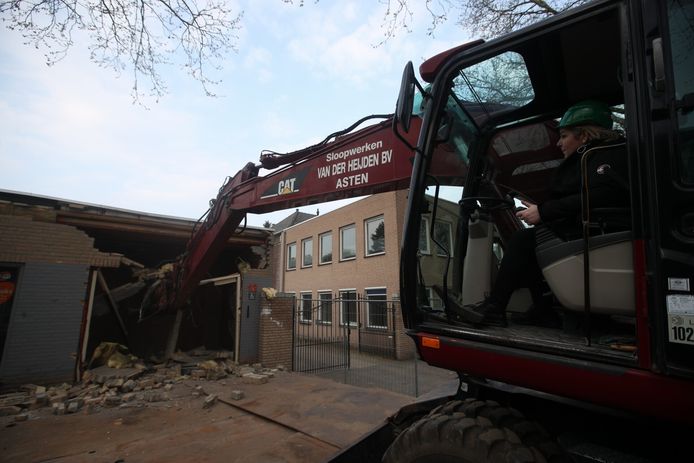 De sloop van de oude bibliotheek aan de Kerkstraat in Asten