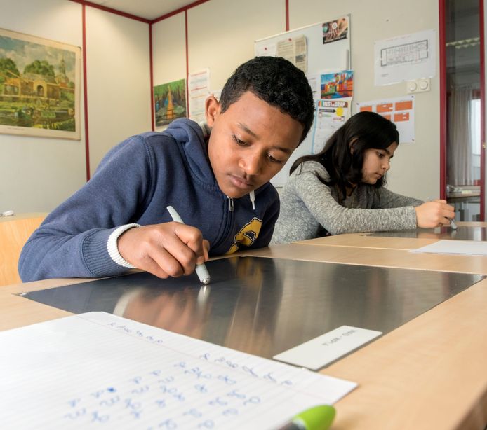 Een kind van vluchtelingenouders stort zich op zijn schoolwerk op één van de ISK's in Nederland.