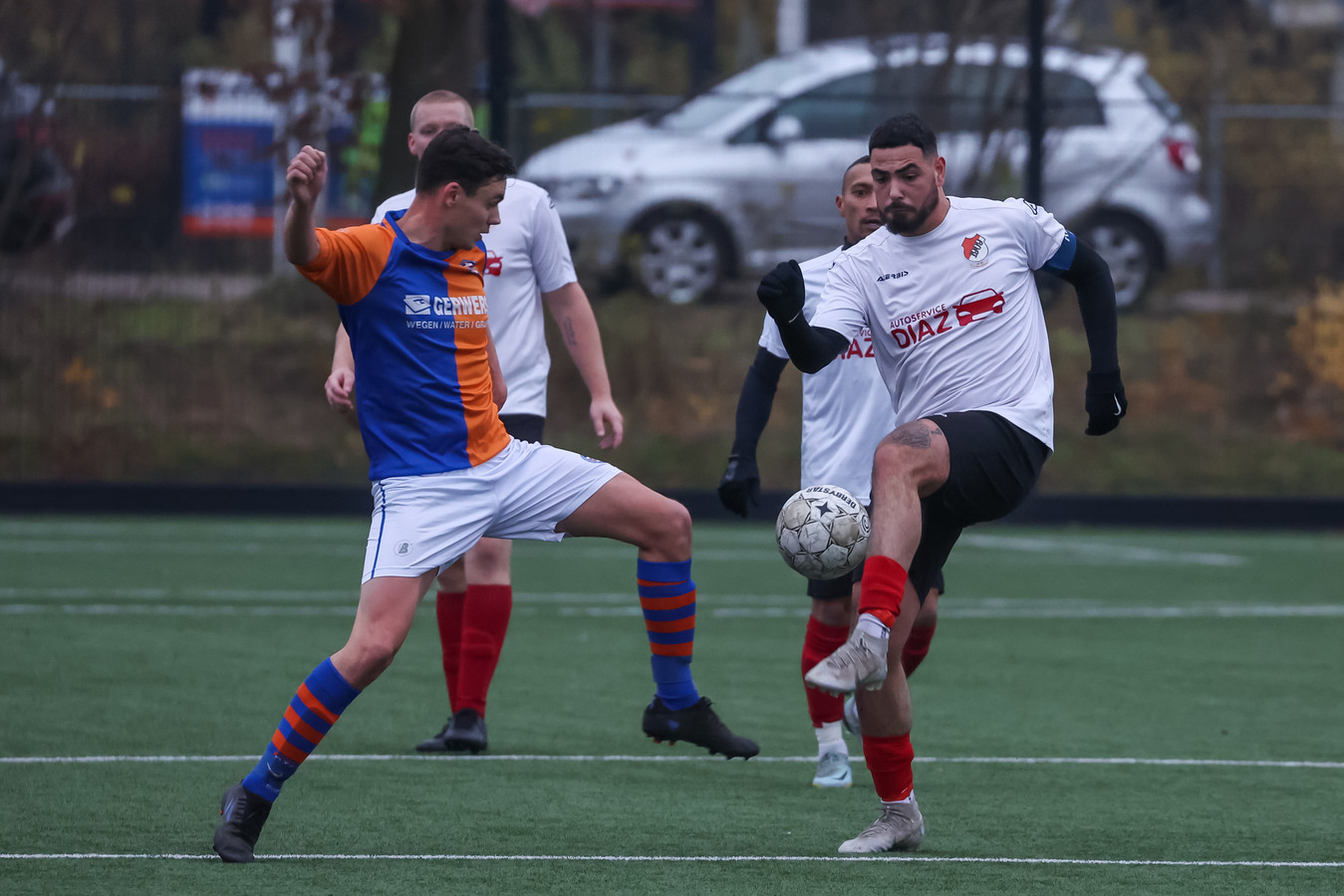 Nieuwkomer DTC’07 (oranje/blauw) blijft uitstekend presteren in de vierde klasse. Zondag won de ploeg met 3-1 bij La Première.