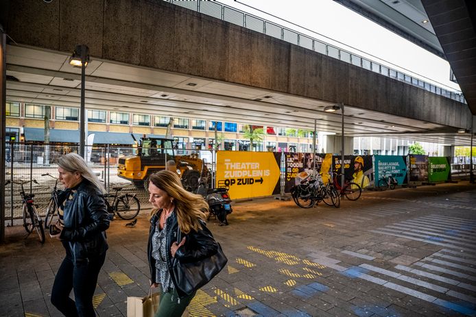Nu waait er nog zand, maar de Gooilandsingel wordt dé boulevard van het Hart van Zuid bij Rotterdam-Zuidplein. In december start de aanleg. De donkere ruimte onder het metrostation verdwijnt en wordt volgend jaar ingepakt met glas en is dan een lichte stationshal.