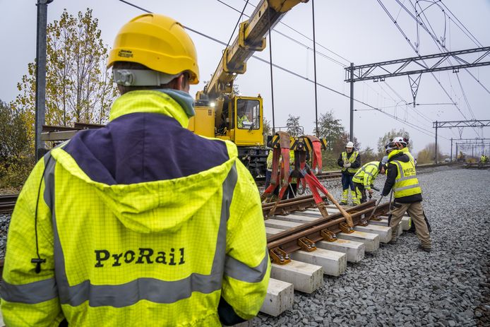 Werknemers werken aan een wissel op het spoor bij Hoofddorp. ProRail is bezig met grootscheepse werkzaamheden aan het spoor rond Schiphol en Amsterdam.