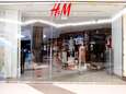 H&amp;M-winkels Zuid-Afrika belaagd door woedende menigte na heisa rond 'coolest monkey in the jungle'