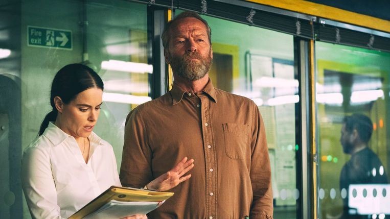 Emily Hampshire en Iain Glen in 'The Rig' Beeld TMDb