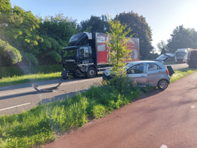 Auto en vrachtwagen botsen op Leursebaan in Prinsenbeek
