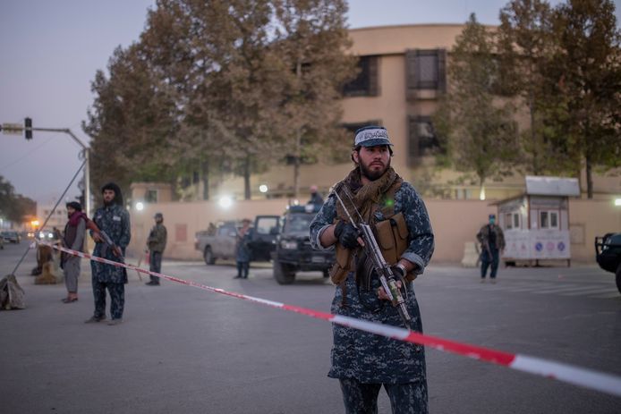 Strijders van de taliban bewaken een hotel in Kaboel waar veel buitenlanders komen.