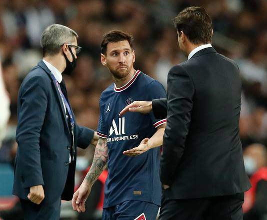 Lionel Messi laat zijn coach Mauricio Pochettino merken niet blij te zijn met zijn wissel in de 75ste minuut.