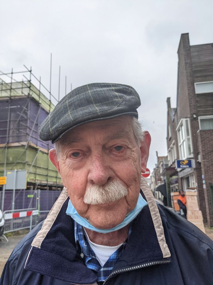 Jan van de Meerendonk (86), vaste bezoeker van de weekmarkt in Zevenbergen. ,,Ik ben niet zo van de fournituren."
