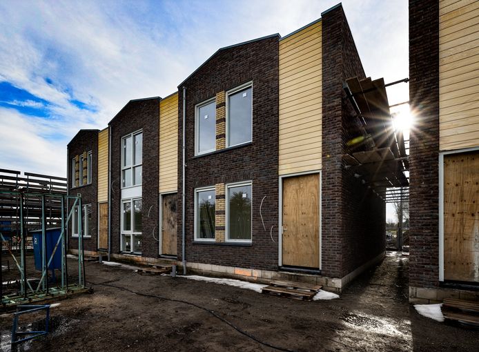 In nieuwbouwwijk Groote Hoeven zou de zoon van Guido Schoolmeesters met voorrang een nieuwbouw huis hebben kunnen verwerven, iets waarvoor de wethouder uiteindelijk ontslagen werd door de gemeenteraad.