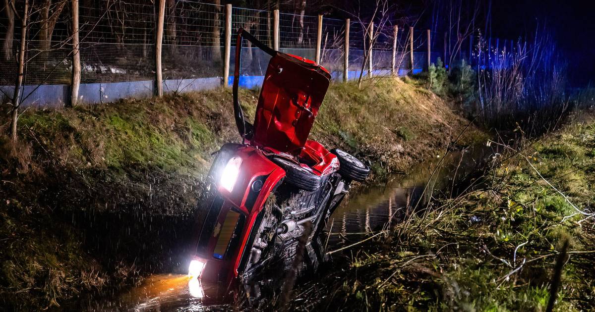Zwaargewonde bij ernstig ongeval op Midden-Brabantweg: auto op zijkant in sloot.