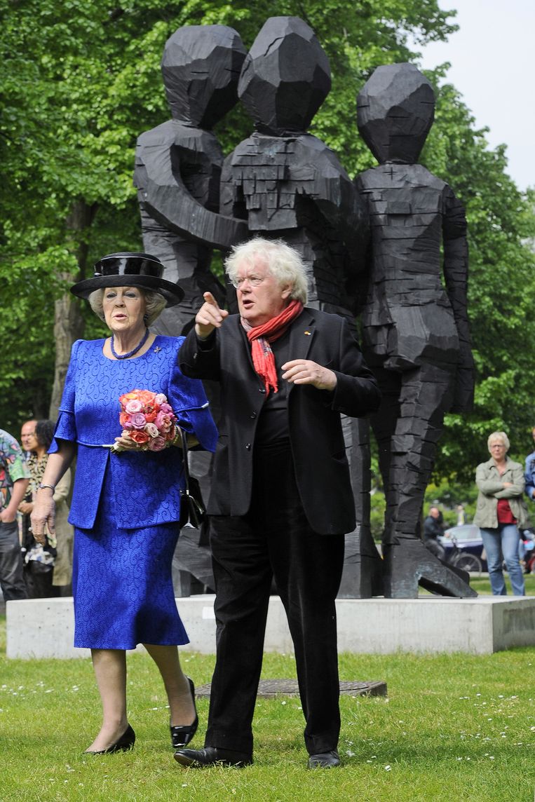 Prinses Beatrix krijgt een rondleiding van curator Rudi Fuchs tijdens de opening van ArtZuid 2015. Beeld anp