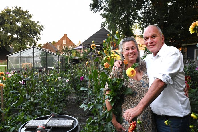 Jaap de Bruin en Marleen Easton in de grote tuin bij hun B&B in Raamsdonk.
