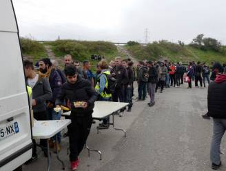 Franse politie belaagt vluchtelingenkinderen met traangas en vernielt tenten nabij Calais