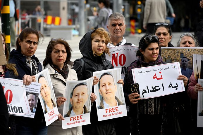 Betogers eisen de vrijlating van Ahmadreza Djalali voor de Iraanse ambassade in Stockholm.