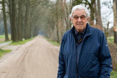 Rinus Dane ergert zich al jaren aan de ‘stuiterbaan’ op weg naar zijn golfclub: ‘Los het eindelijk e