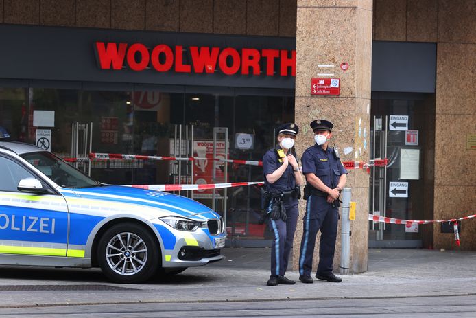 Polisi di depan cabang Woolworth.