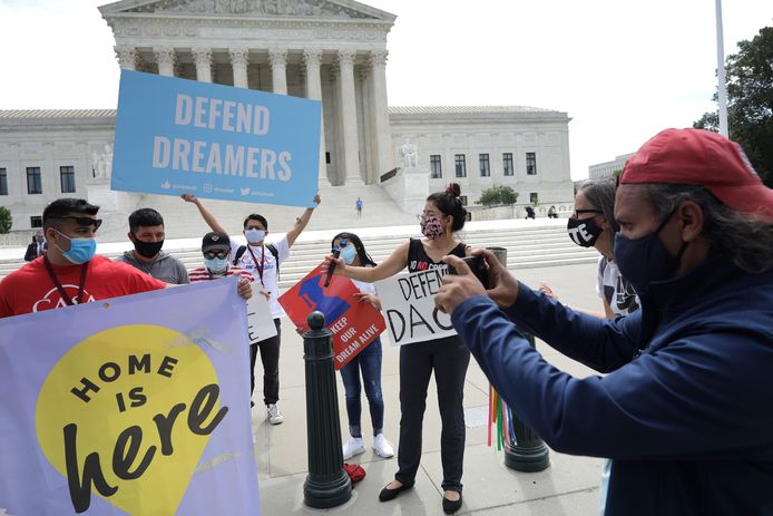 Demonstranten bij het Hooggerechtshof in Washington roepen op het legalisatieprogramma DACA voor kindmigranten te beschermen voorafgaand aan een zitting in juni vorig jaar.