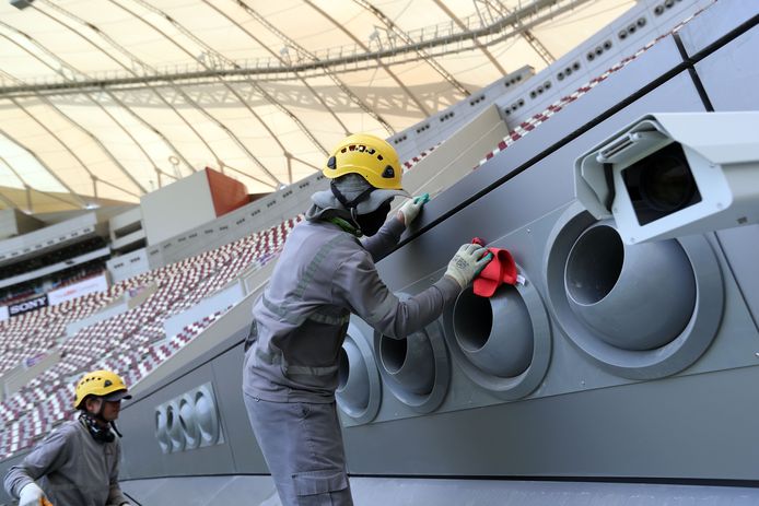 Arbeiders in het Khalifa International Stadium maken het stadion klaar voor het WK